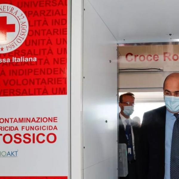 Il presidente della regione Lazio in visita al Centro Vaccinale di Fiumicino attraversa il tunnel Gateakt